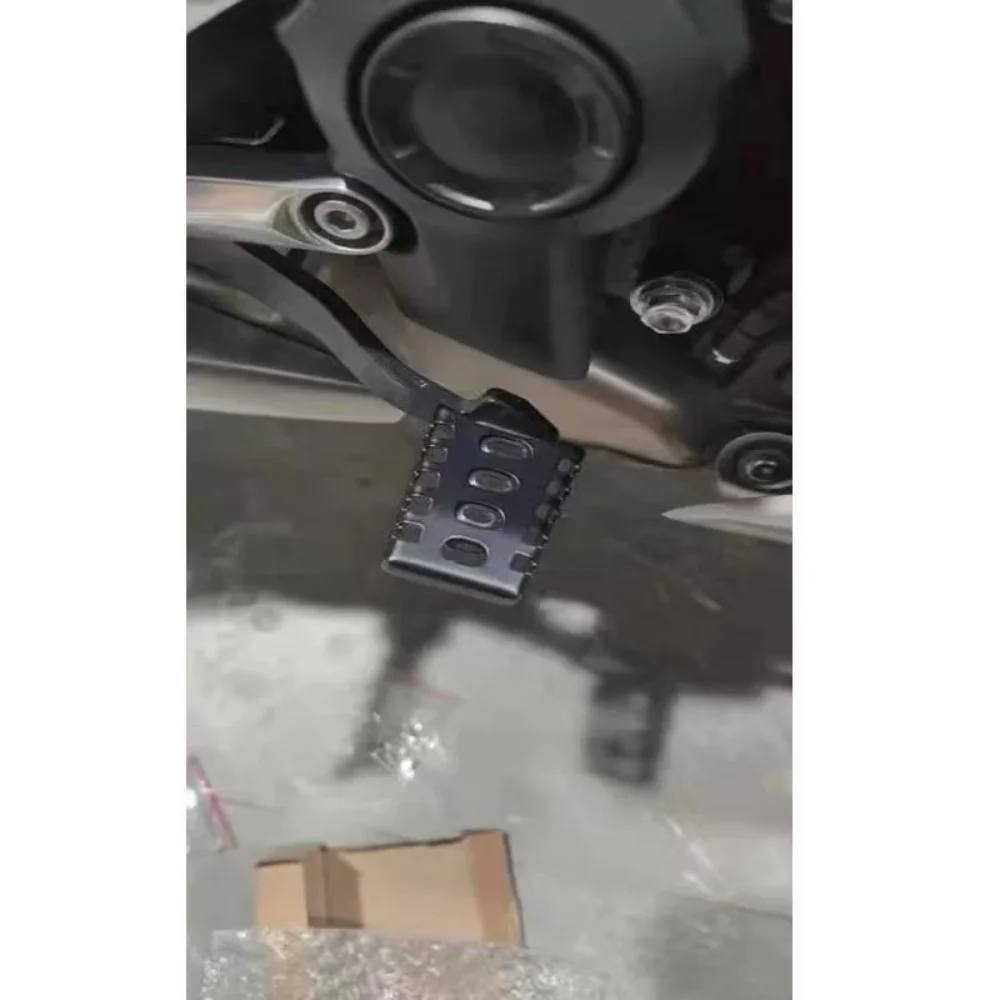 【Perfect fit】Motorcycle modification: enlarged foot pedals, wider brake pedals, suitable for Triumph Trident 660.