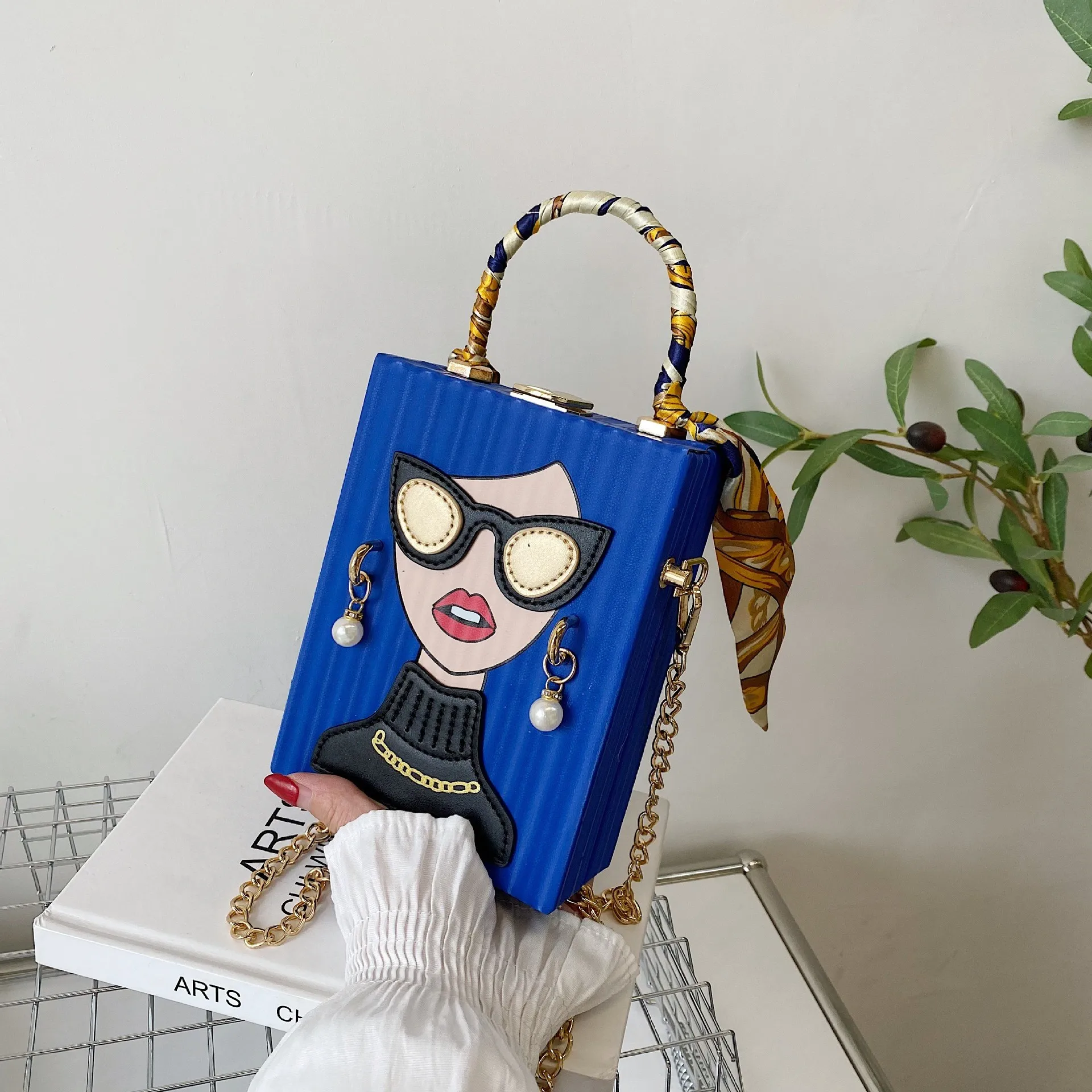 New Box Personalized Quirky Sunglasses Beauty Graffiti Pearl Hanging Decorations PVC Square Mini Compact Women Shoulder Bag