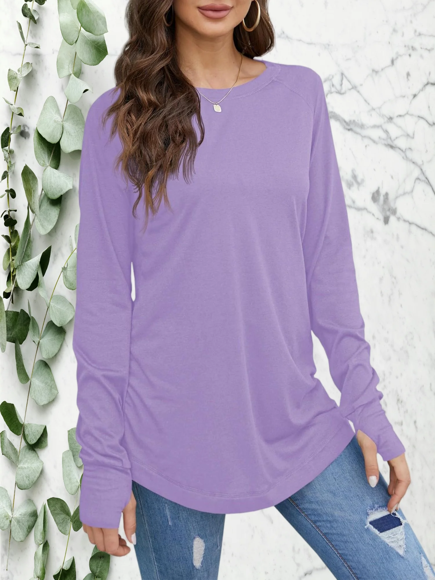 Damskie podstawowe koszulki z długim rękawem - okrągły dekolt, zaokrąglony dół, luźny krój, otwory na kciuki do noszenia na co dzień
