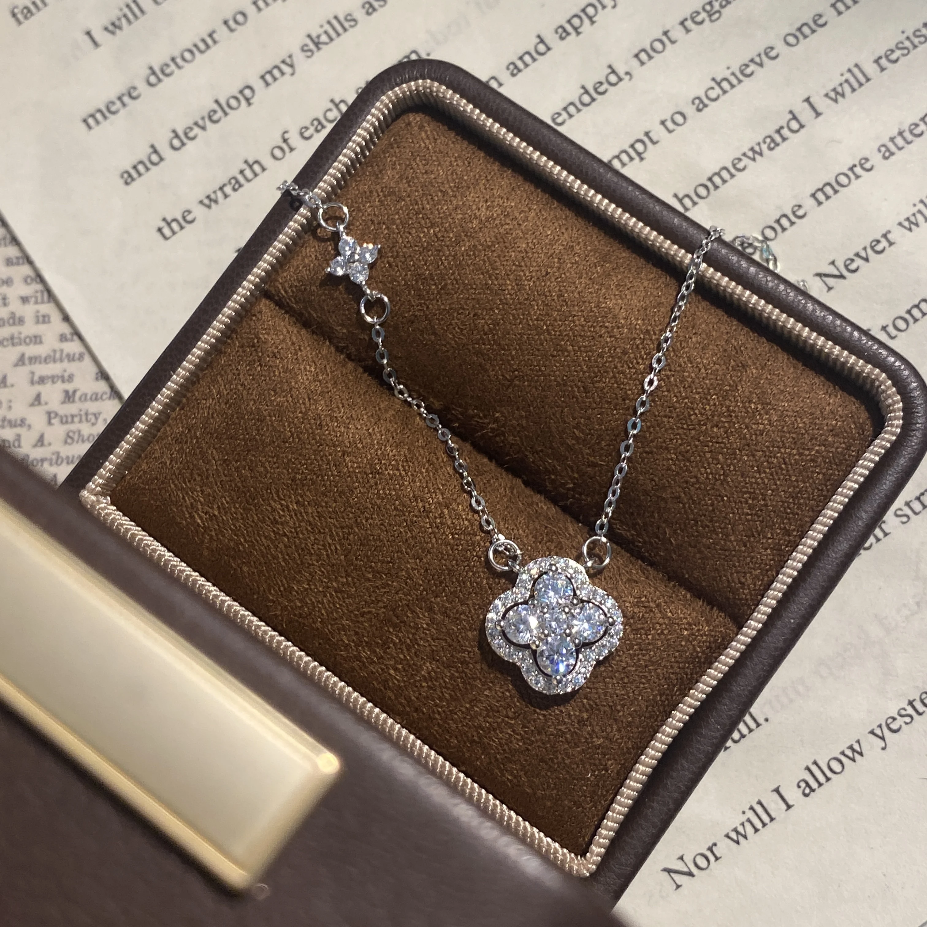 

S925 Sterling Silver Lucky Clover Flower Moissanite Pendant Necklace for Women Birthday Gift Exquisite Clavicle Chain Jewelry