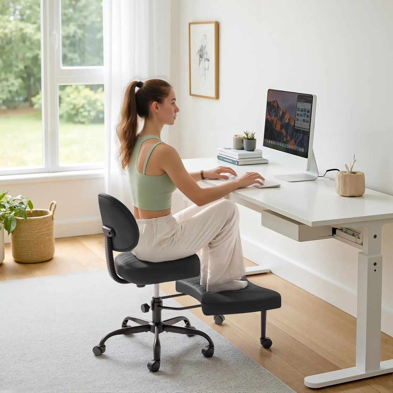 

Эргономичное офисное кресло с перекрестными подлокотниками и колесиками, поворот на 360 градусов ° Вращающийся регулируемый по высоте стул для работы на коленях с подставкой для ног для людей с СДВГ