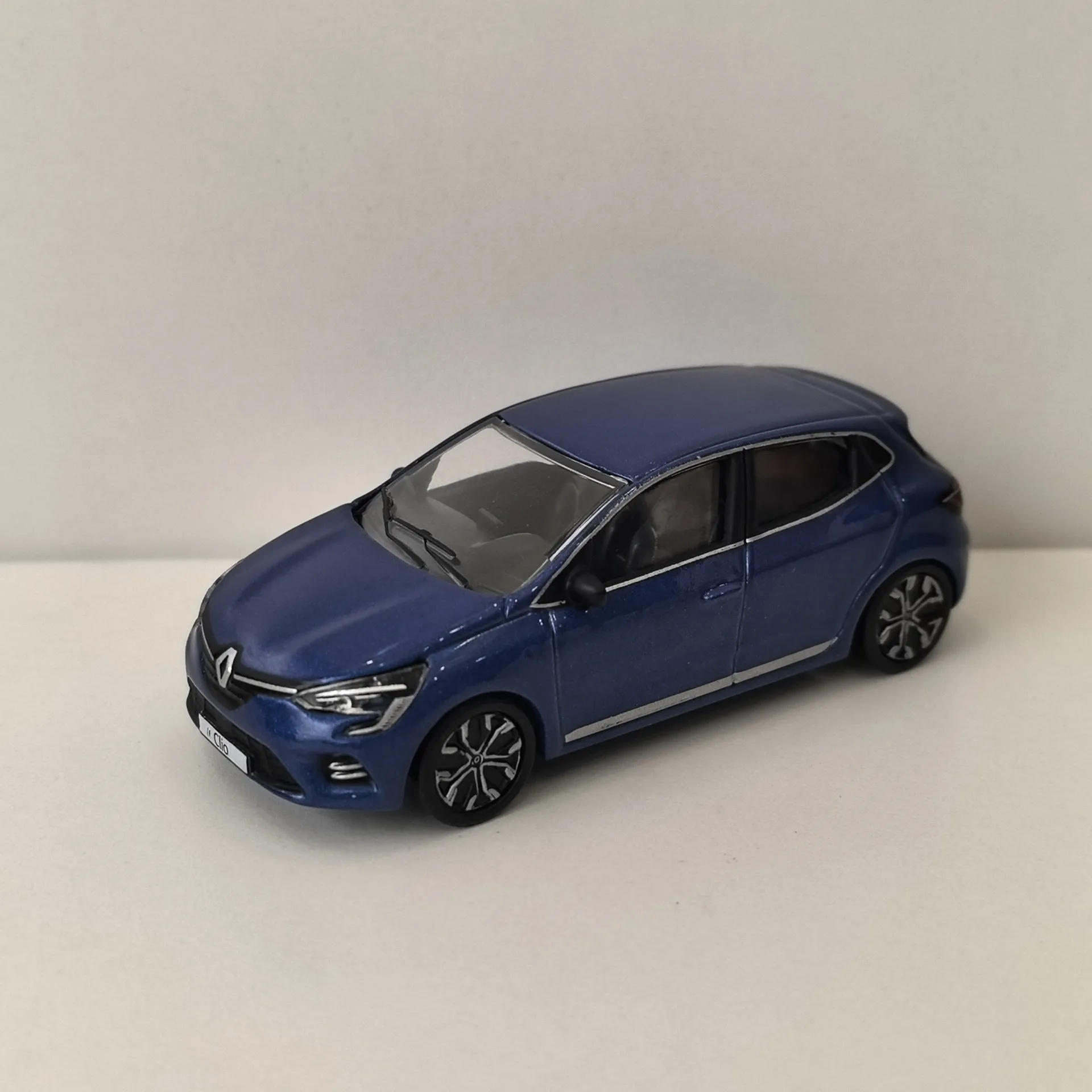 

Литой под давлением RENAULT CLIO, масштаб 1:64, модель автомобиля из сплава Renault, Коллекционная игрушка, подарок, сувенир, украшение для дисплея