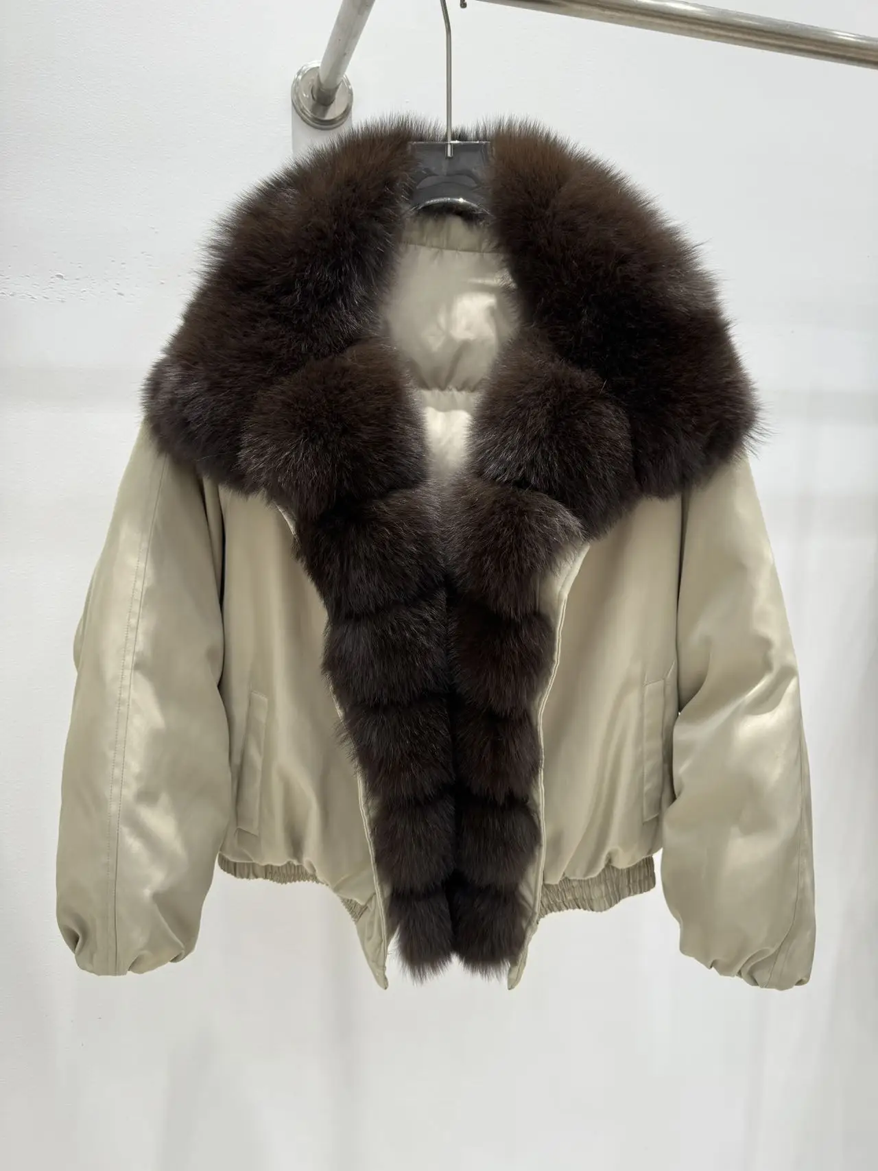 سترة نسائية لخريف وشتاء 2025 90% سترة بيضاء مبطنة من فراء الثعلب الطبيعي الكبير معطف نسائي قصير من الريش منتفخ #2