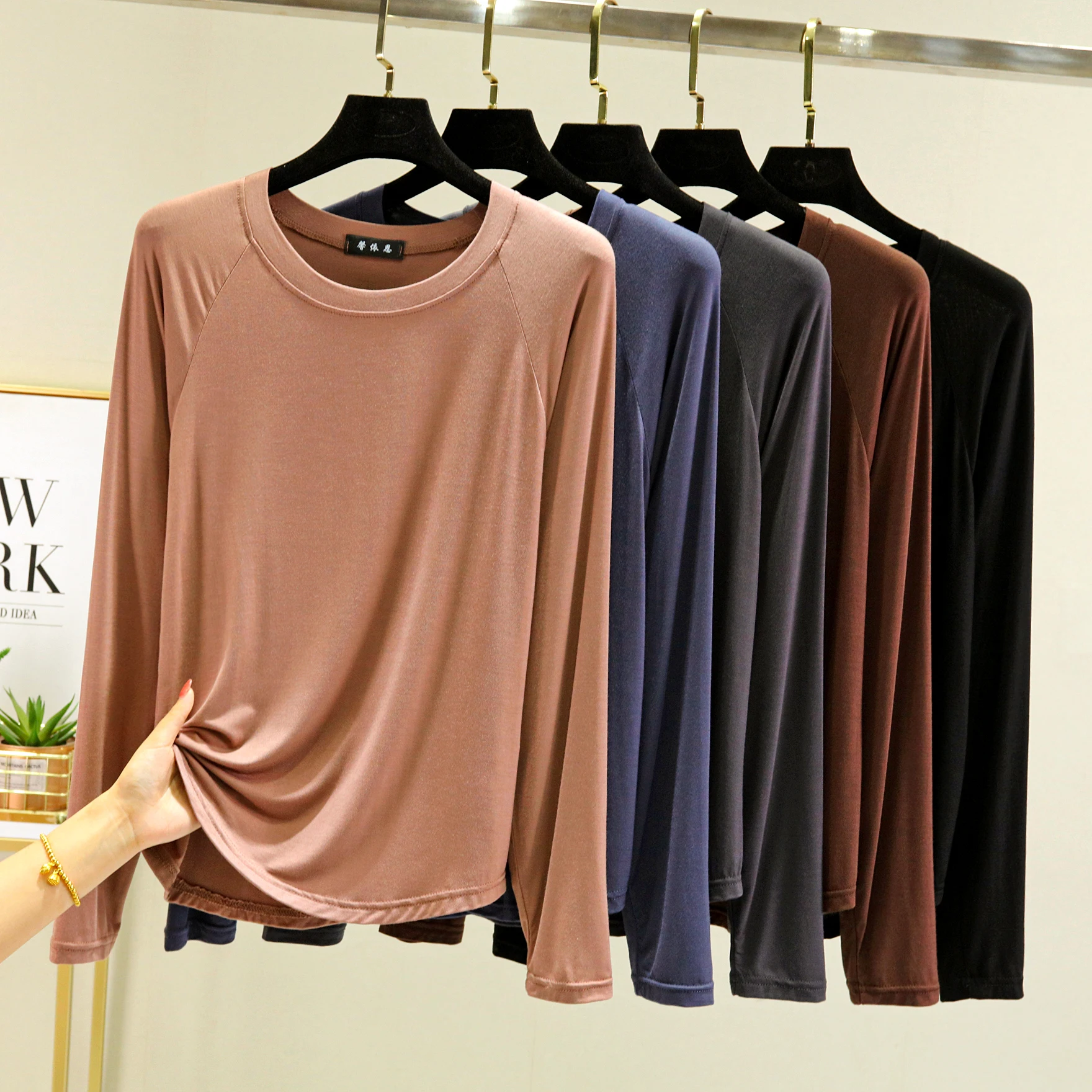 تي شيرت نسائي Mod Long Sve بقصة ضيقة مستديرة Ne Thin Top بالإضافة إلى حجم قاعدة ألوان فضفاضة ومتعددة الاستخدامات irt