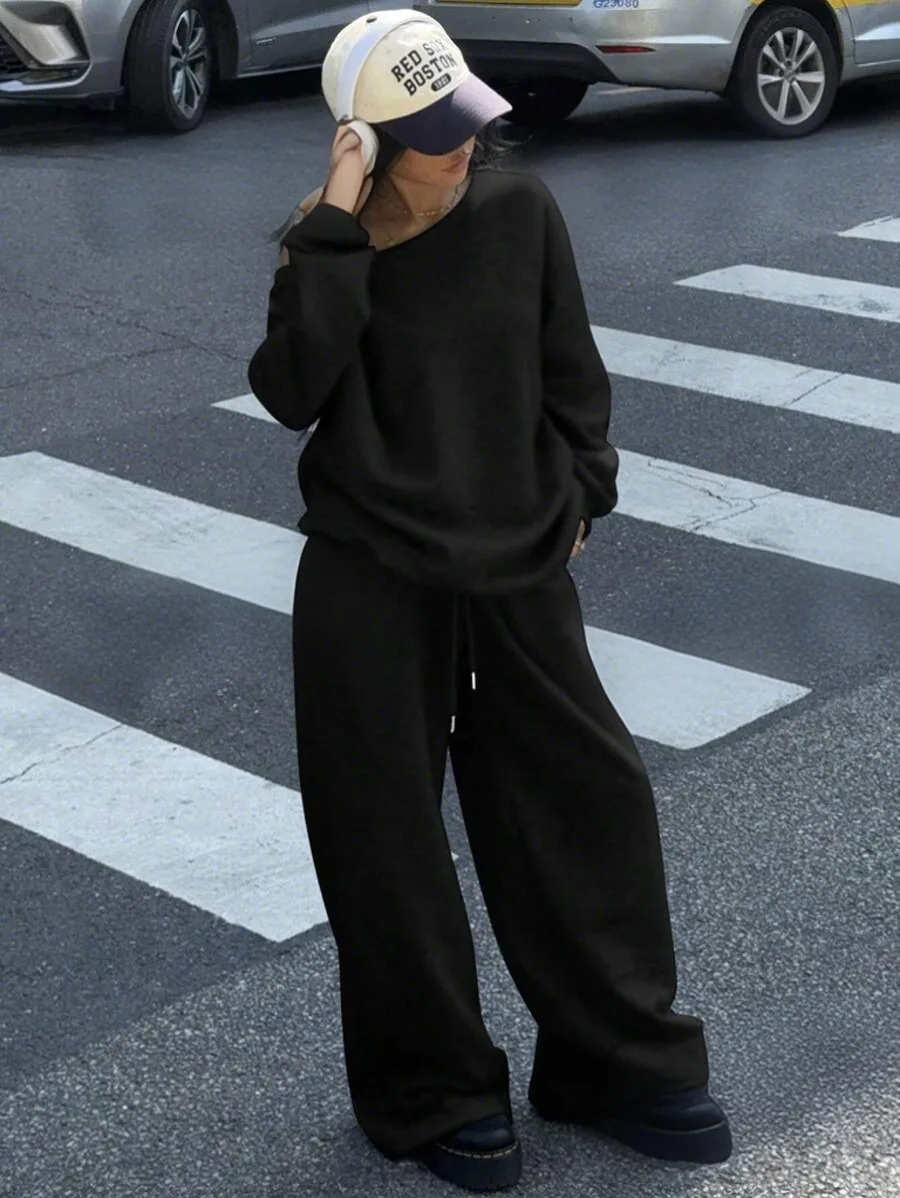 프리미엄 여성 트레이닝복. 편안한 스트리트 스타일을 위한 궁극의 편안함을 선사하는 세트입니다.