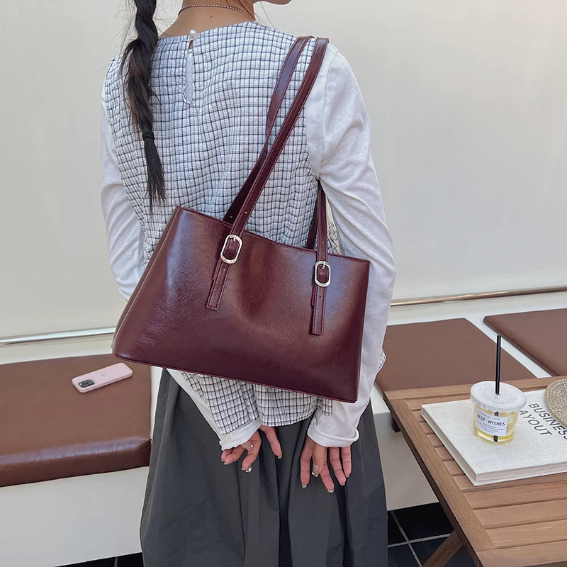 حقيبة يد فاخرة ذات سعة كبيرة للنساء 2025 اتجاهات العلامة التجارية بولي Leather حقيبة تسوق كتف جلدية أسود بني كيس رئيسي