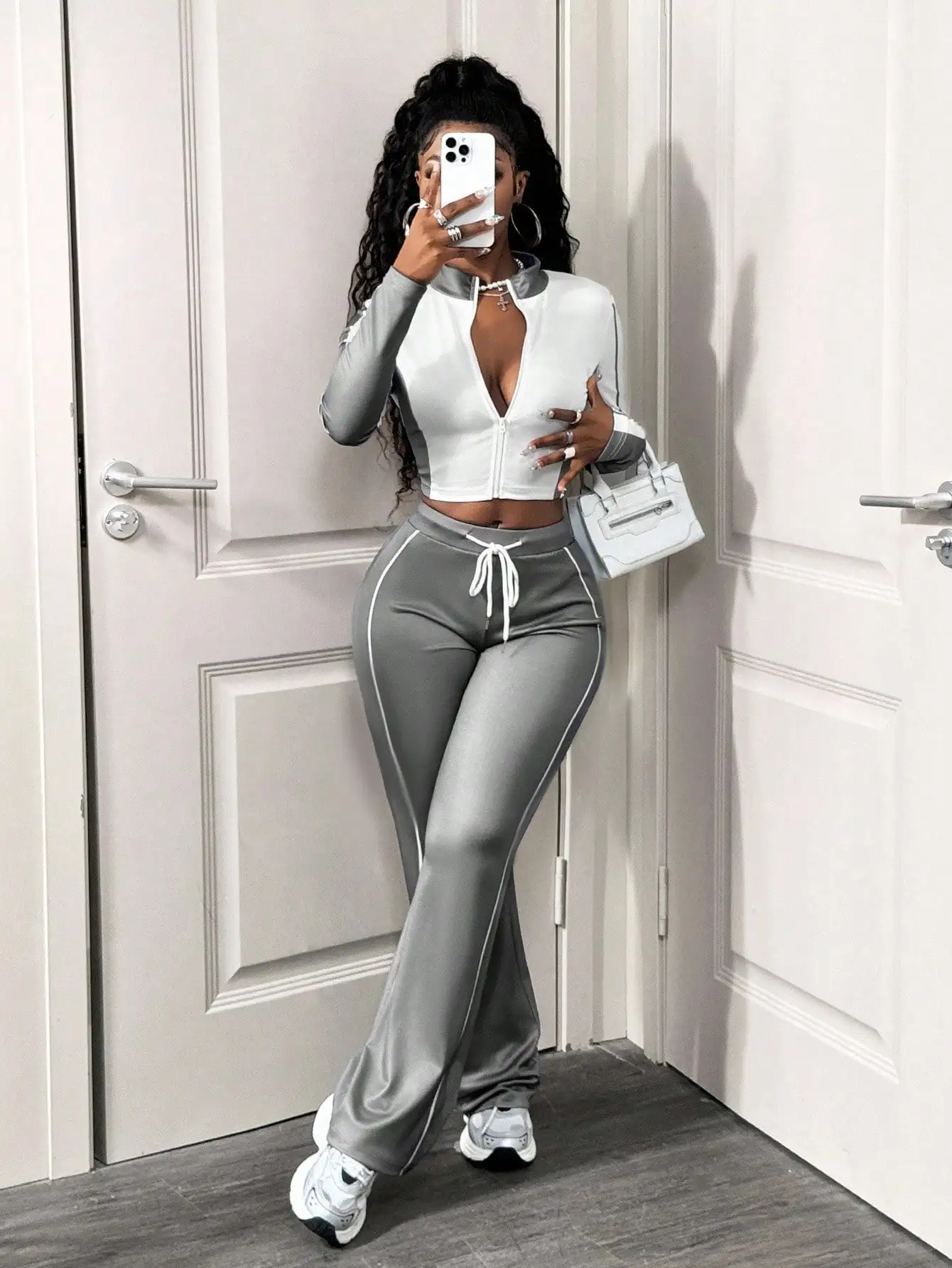 

Женский повседневный комплект из 2 предметов: укороченный топ на молнии с длинными рукавами и расклешенные брюки на шнурке, дизайн с цветовыми блоками