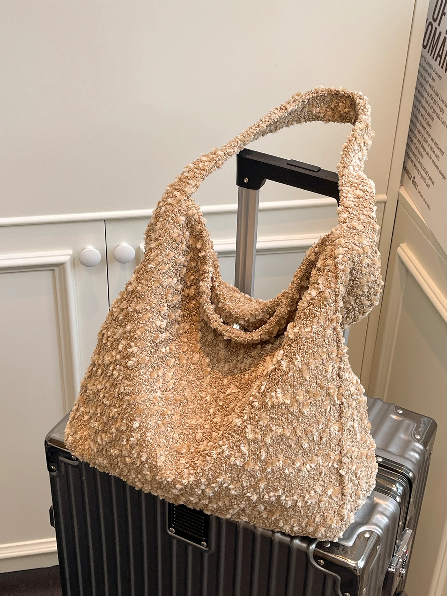 

Повседневные сумки на плечо большой вместимости, модные женские сумки с пряжкой, осенние новые однотонные универсальные плюшевые сумки-тоут