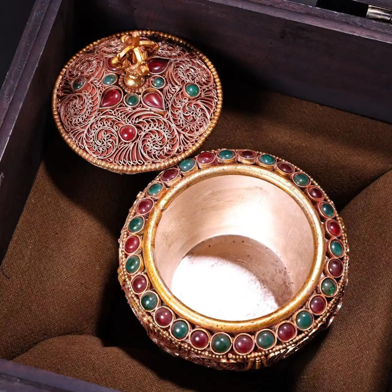 Rare Vintage Collectible Old Filigree Gem Inlaid Tibetan Silver Jar, Exquisite Craftsmanship, Elegant Shape, Equipped with Antiq
