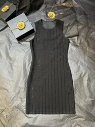 Lente en zomer nieuwe strass verticale streep taille afslankende elastische jurk elegante zwarte mouwloze vestjurk met ronde hals
