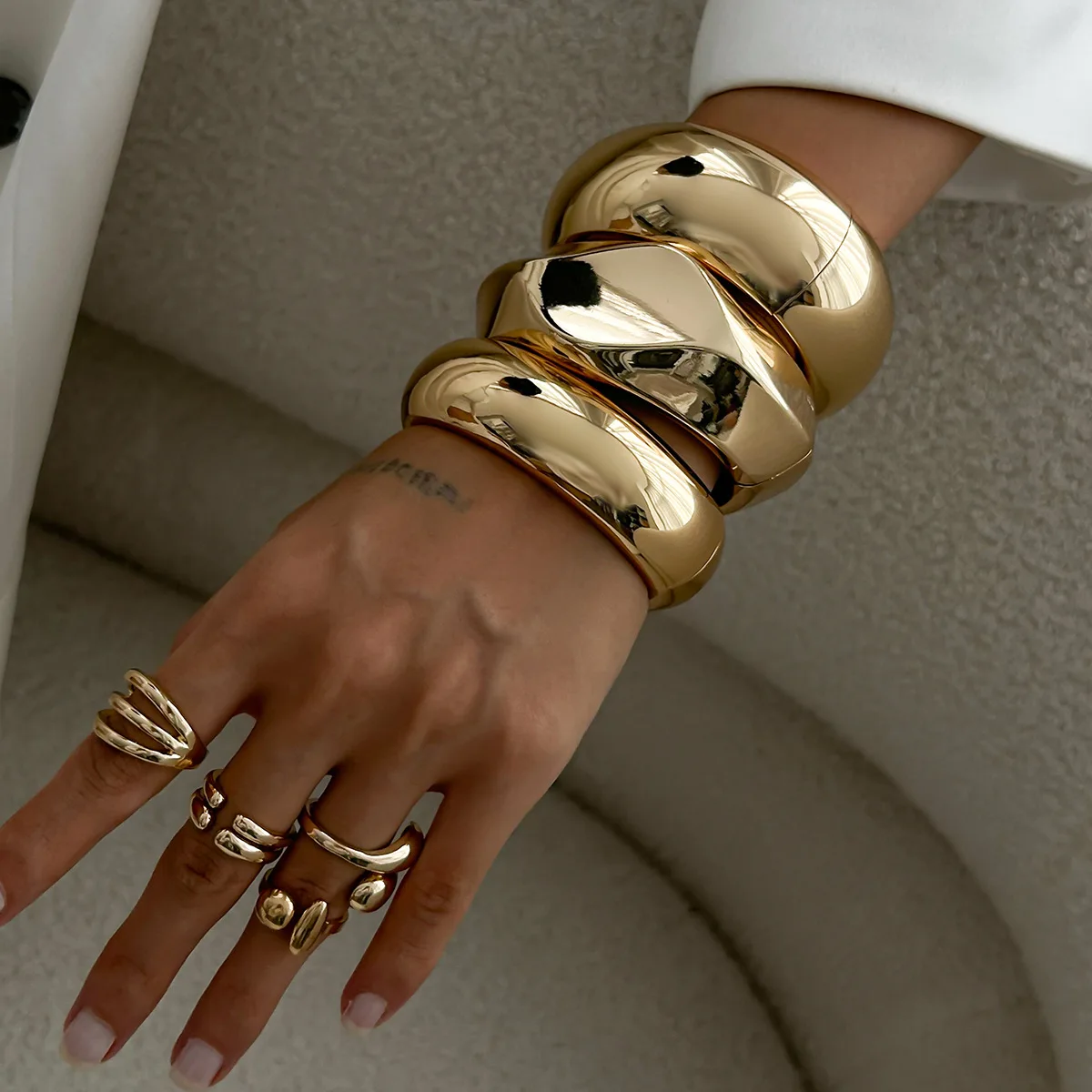 Statement Cutout Geometry Bangle Spring Clasp Open Cuff Ins Niche Unique Design Faceted Metal Wristband for Women
