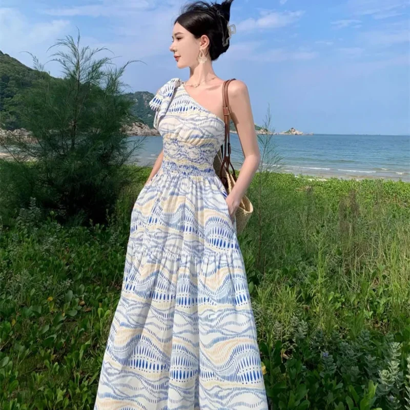 Damen Sommer Langes Kleid Elegantes Blaues Einschultriges Kleid mit Einzigartigem Design für Reisen und Urlaub