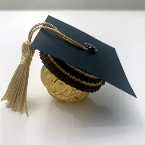 20pcs Graduation 2025 มีหมวกช็อกโกแลตหมวกสําเร็จการศึกษา Ferrero Rocher น่ารัก Grad โปรดปราน High School ขอแสดงความยินดี Grad