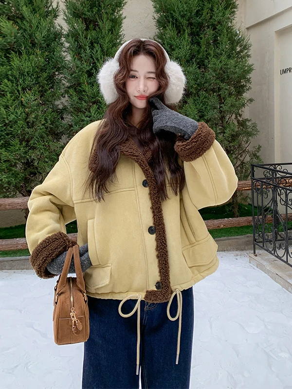 Żółty płaszcz damski z futra jagnięcego, ciepły, bawełniany, jesienno-zimowy, luźny krój, materiał wewnętrzny - skóra owcza.