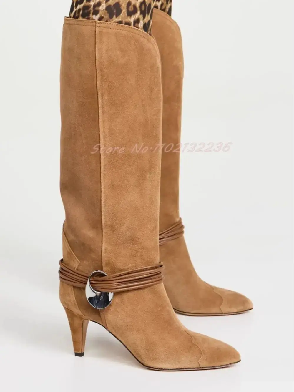 

Женские модные высокие сапоги до середины икры с узким металлическим декором, заостренным носком, на тонком высоком каблуке, без застежки, из замши, весна 2026, новинка