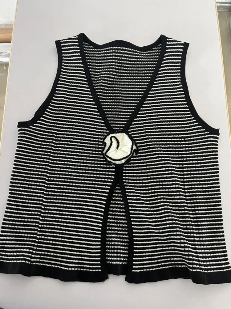 Mozision Flower Striped Sleeveless Knit Vest Women Fashion Slim Fit Deep V Neck Tank Tops Femme Elegant Knitted Crop Tops