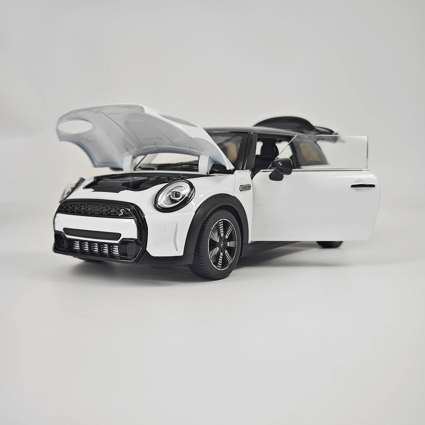 1:18 Simulated BMW mini Cooper s alloy car model decoration gift, doors and engine hood, trunk can be opened rich in details