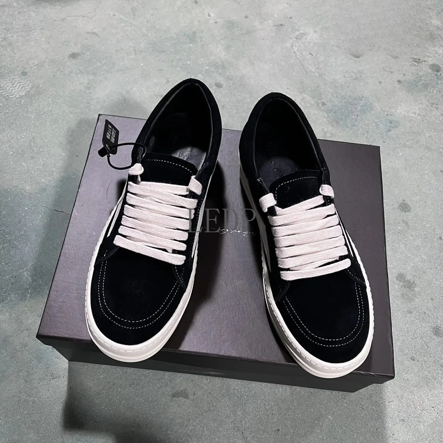 

Brand Classic Designer Shoes For Men Women Low Top Black Cow Suede with White Leather Outside Fashion Retro Casual Flat Sneakers