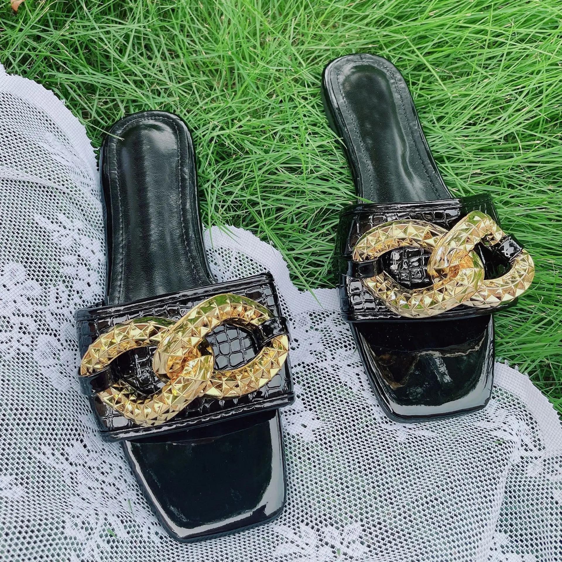 Luxury Brand Summer New Slippers for Woman Fashion Retro Flats Shoes Woman Metal Button Square Head Slides for Woman Slippers