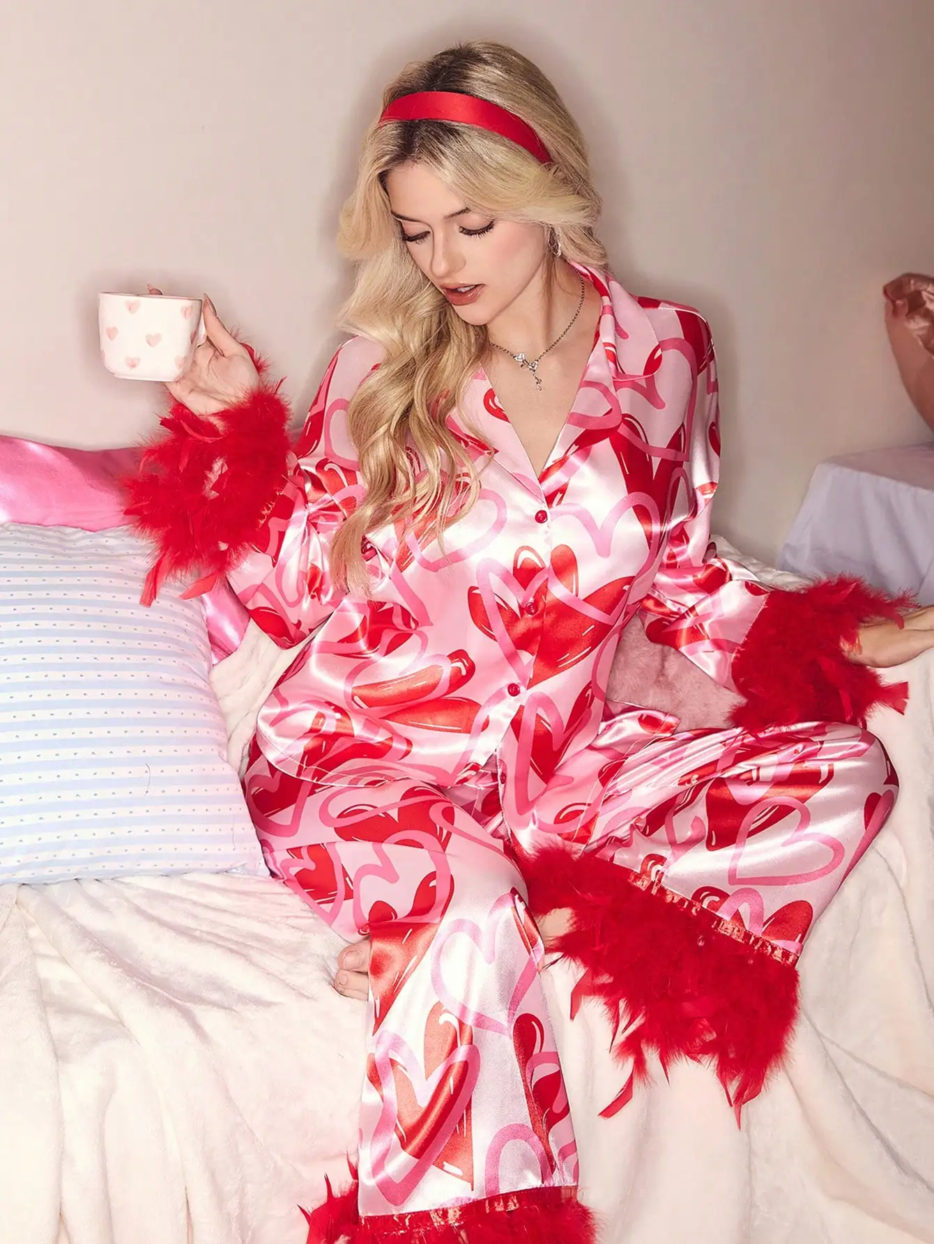 

Женский атласный пижамный комплект с принтом в виде сердец и манжетами с перьями - розово-красный, в стиле Дня святого Валентина