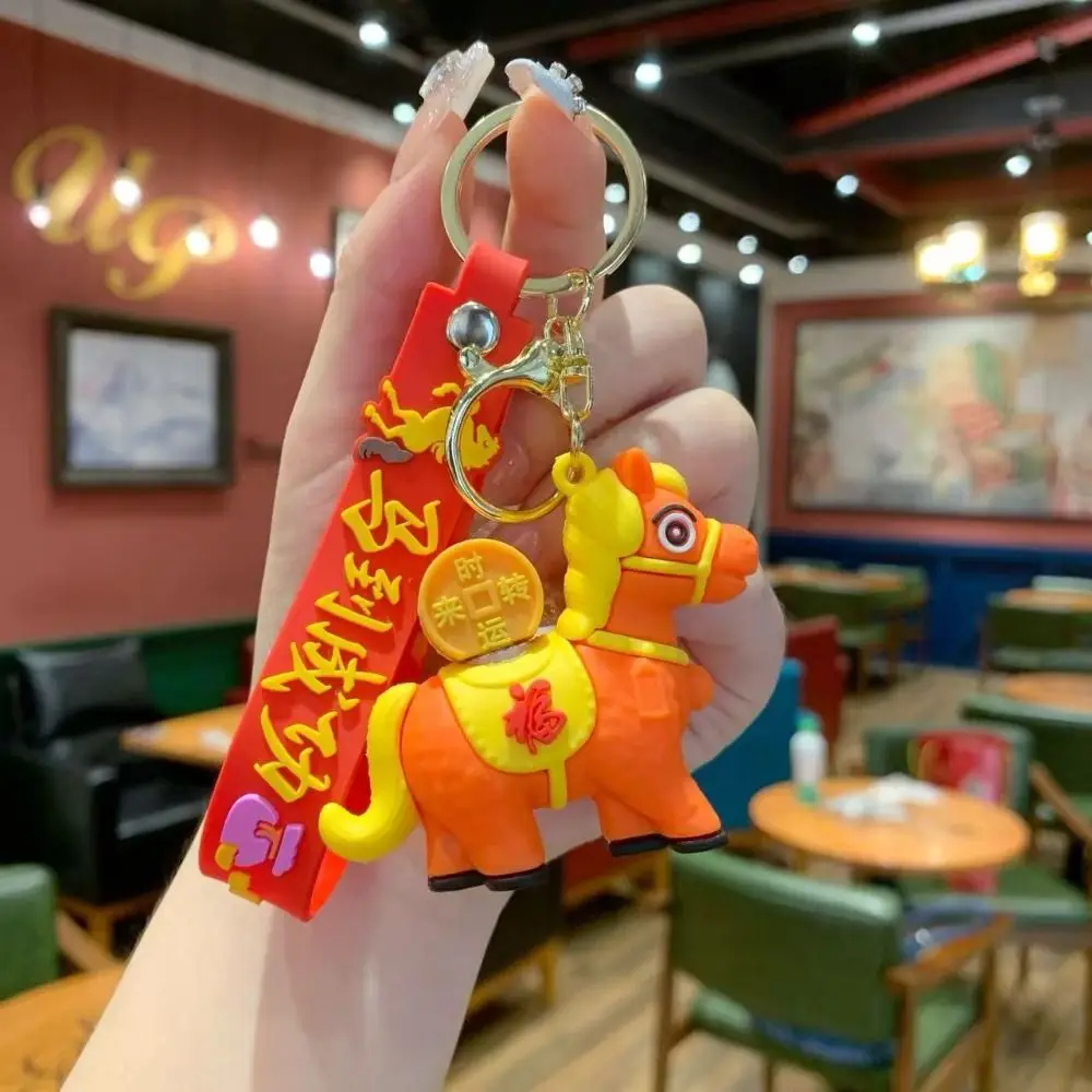 الكرتون الحصان المفاتيح بولي كلوريد الفينيل 2026 سنة الحصان الحصان قلادة الدورية المهر دمية الحصان حلية الحصان سيارة المفاتيح