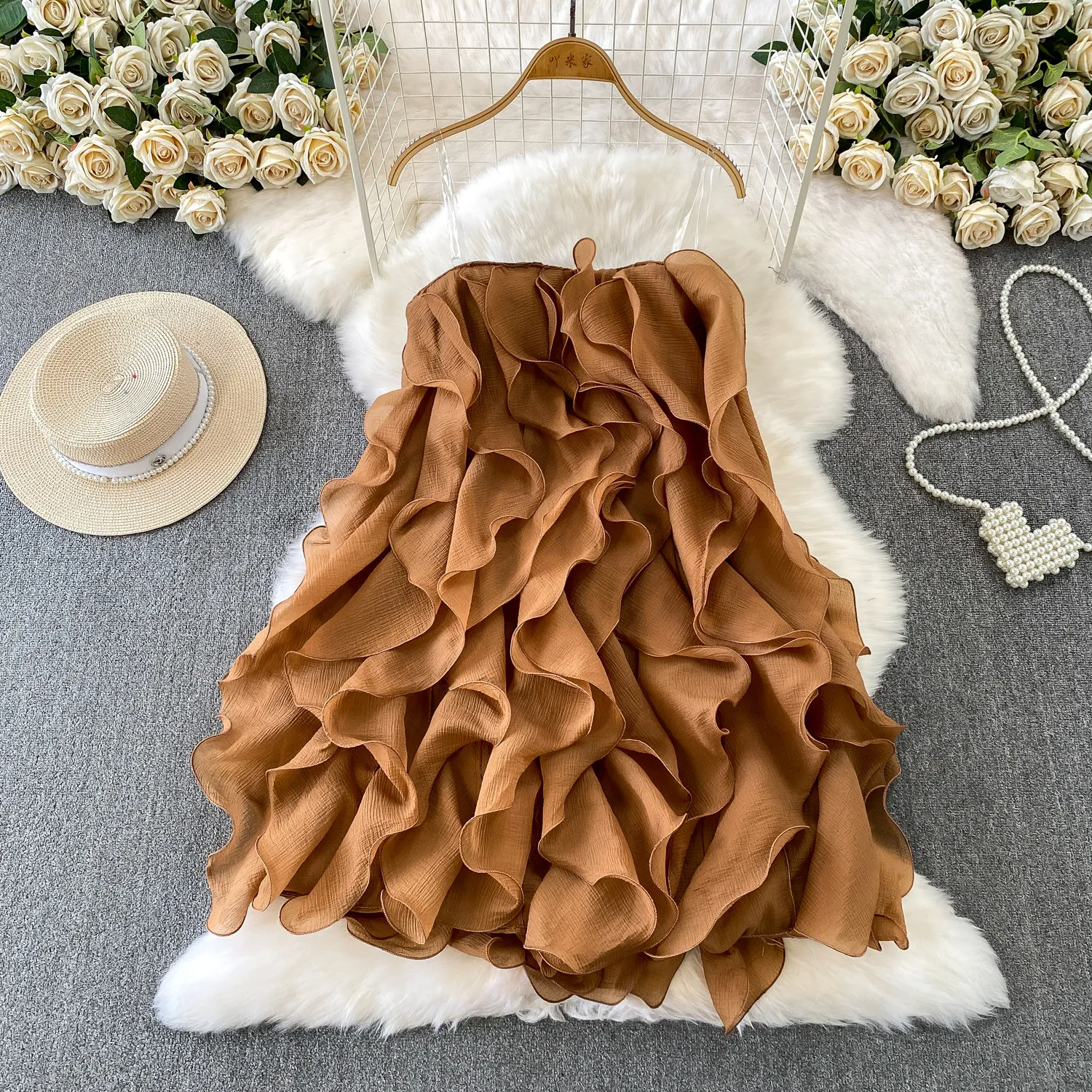 Seksowna brązowa/czerwona/biała/czarna sukienka z falbankami dla kobiet, letnia warstwowa mini sukienka z falistymi plisami, elegancka sukienka w stylu boho, sukienka w kształcie litery A.