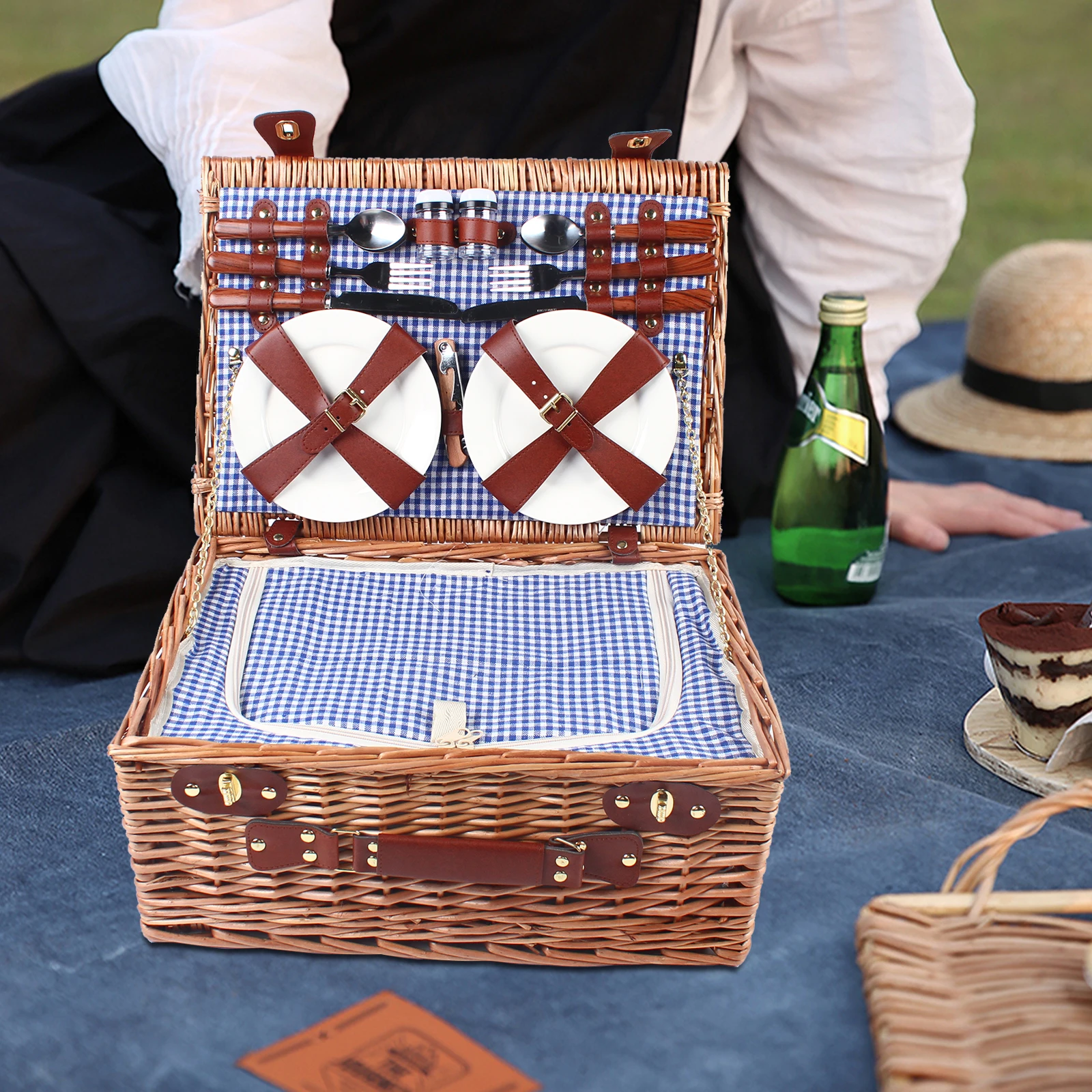 

Набор для пикника на открытом воздухе, 4 предмета, коричневая плетеная корзина из ротанга с тарелками, чашками, столовыми приборами, портативная корзина для хранения