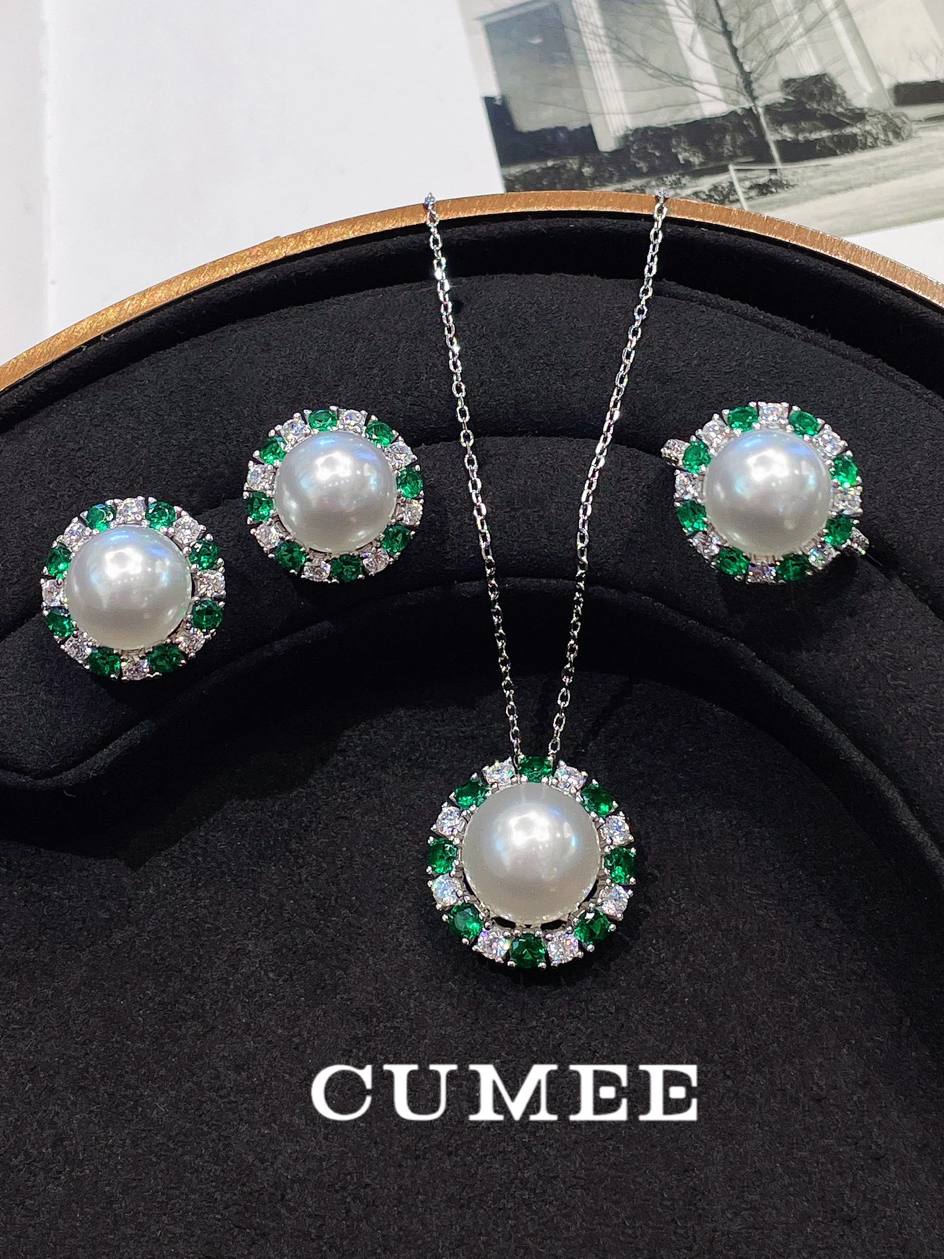 

Classic Synthetic Simulated Emerald Surrounded Artificial Australian White Shell Pearl Set Women. 925 Silver and Gold Plated