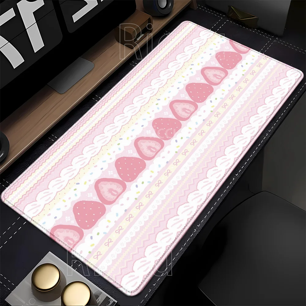 Cake Cartoon Erdbeer-Gaming-Mauspad, rosa, Kawaii, großes Büro-Mauspad aus Gummi, Tastatur, HD-Druck, Overlock-Dessert-Schreibtischunterlage