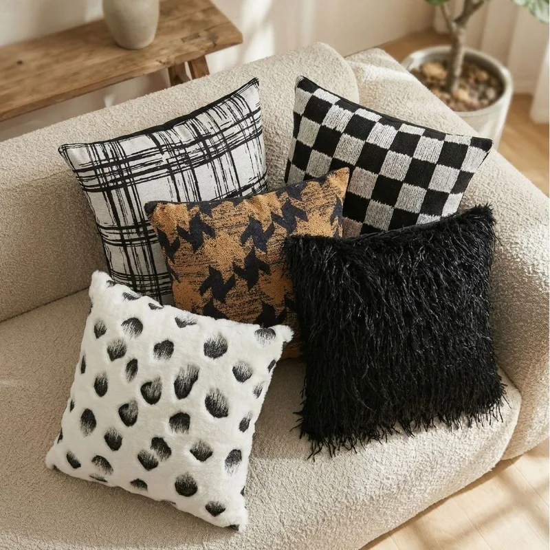 

Fashionable Plush Cushion Covers Black and White Plush Pillowcases with Hemming for Sofa Bedroom Decor Modern Luxury Home Decor