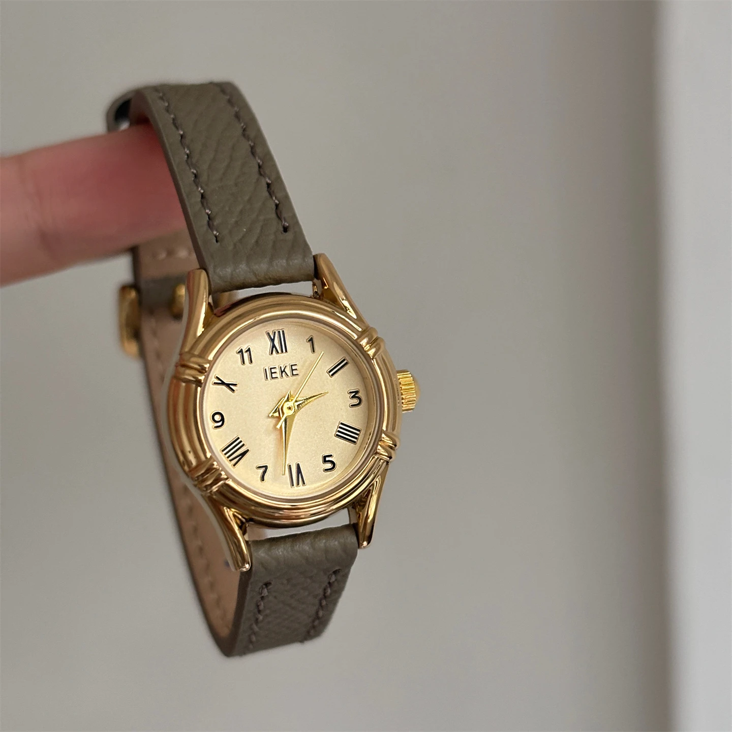 New Classic Round Thin Strap Women'S Watch, High-Value, Artistic, Versatile, Fashionable Quartz Wristwatch, Premium Selection.