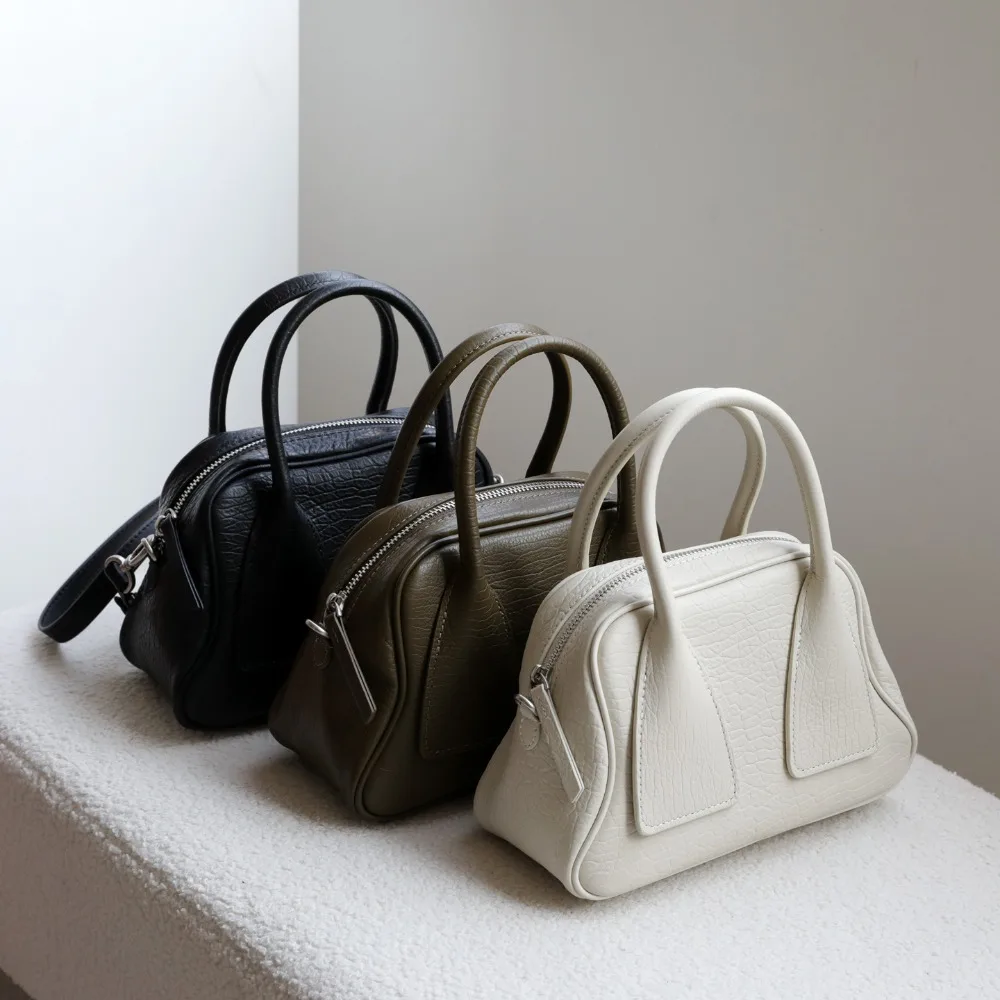 

Premium Retro First Layer Cowhide Portable Bowling Bag Commuter Pillow Bag Fashionable Large Capacity Shoulder Messenger Bag