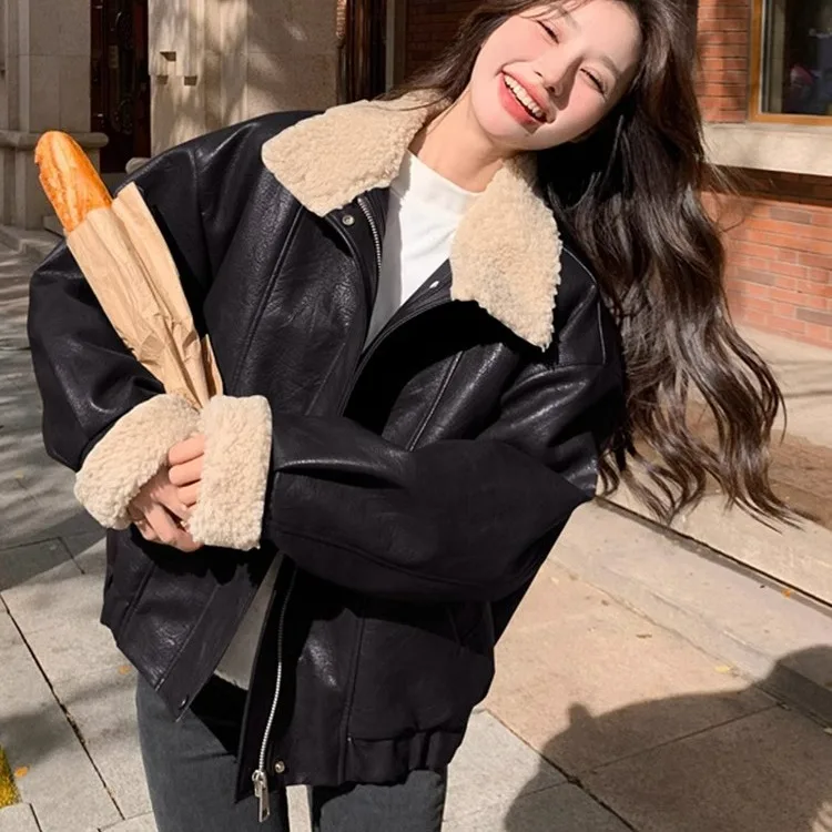 เสื้อโค้ทหนังแท้สไตล์อเมริกันย้อนยุคสีน้ำตาลสำหรับผู้หญิง ตกแต่งด้วยขนแกะอุ่นสบาย ผสมผสานหนัง PU ด้านนอก