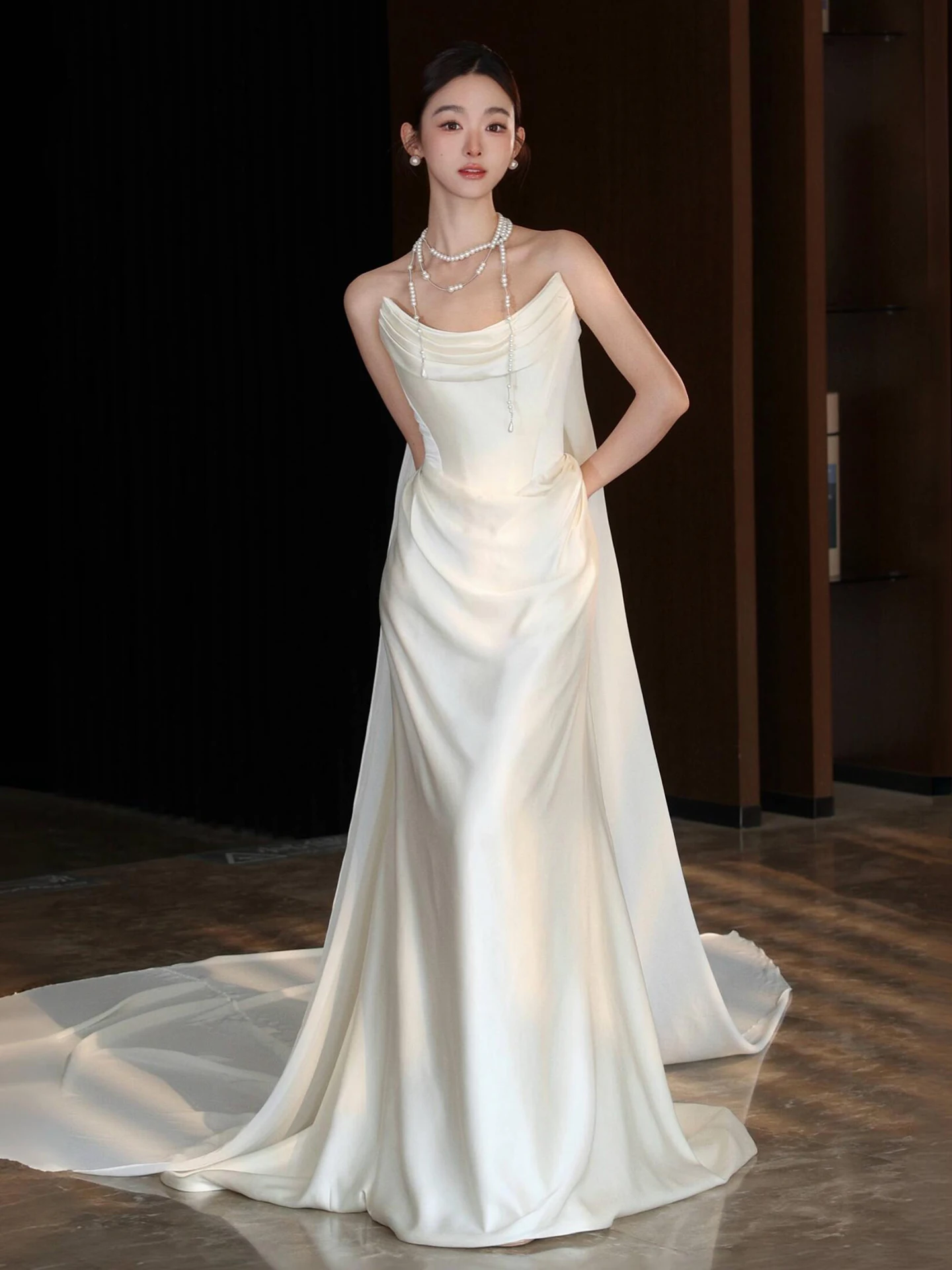 

Ele White Fi Tail Wedding Dr with Sa Strapl Satin Evening Gown for Bridal Entrance And Outdoor Ceremony