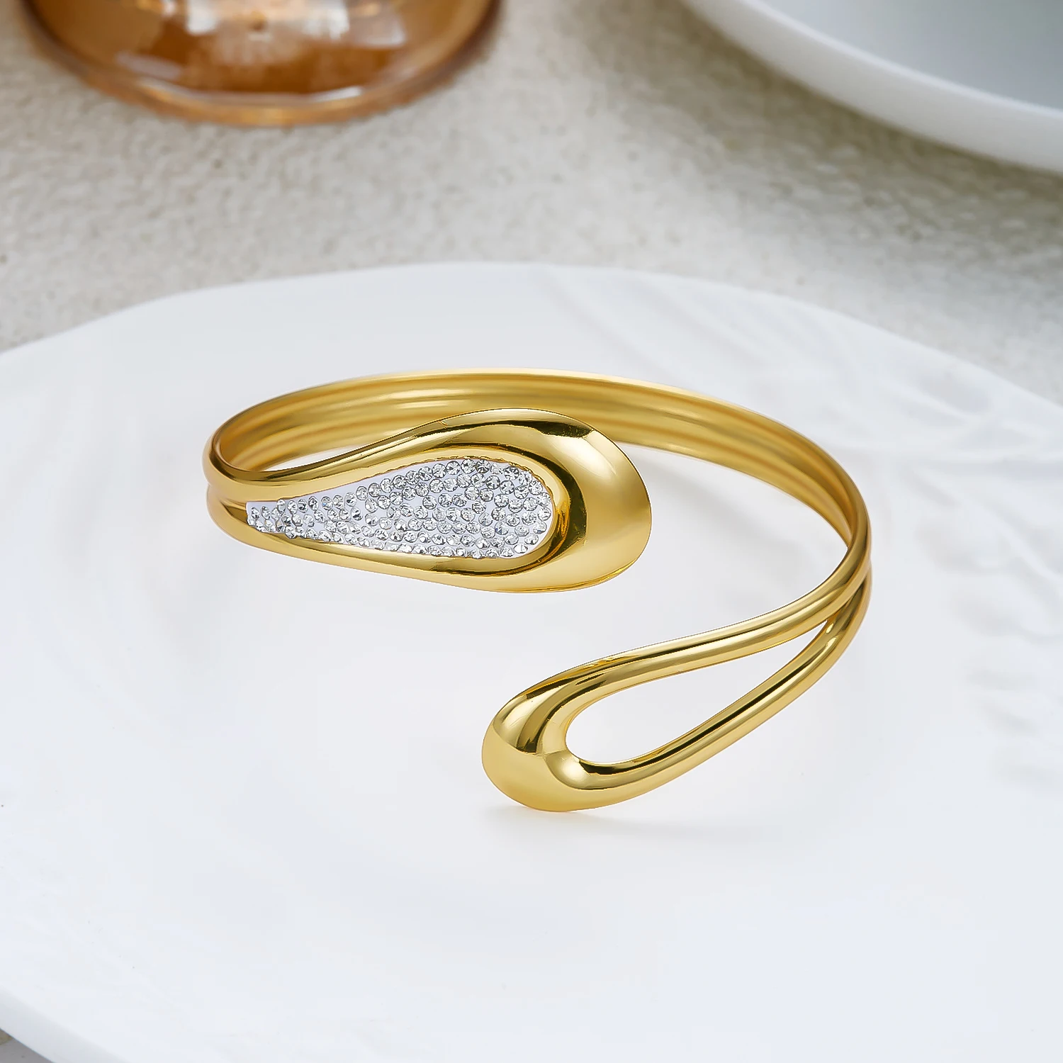 Elegantes CZ Geometrisches Edelstahl-Armreif für Damen, Zierliches Emaille-Hohlarmband, Unregelmäßiger Offener Armreif, Party- und Alltagsschmuck, Geschenk – Detail 9