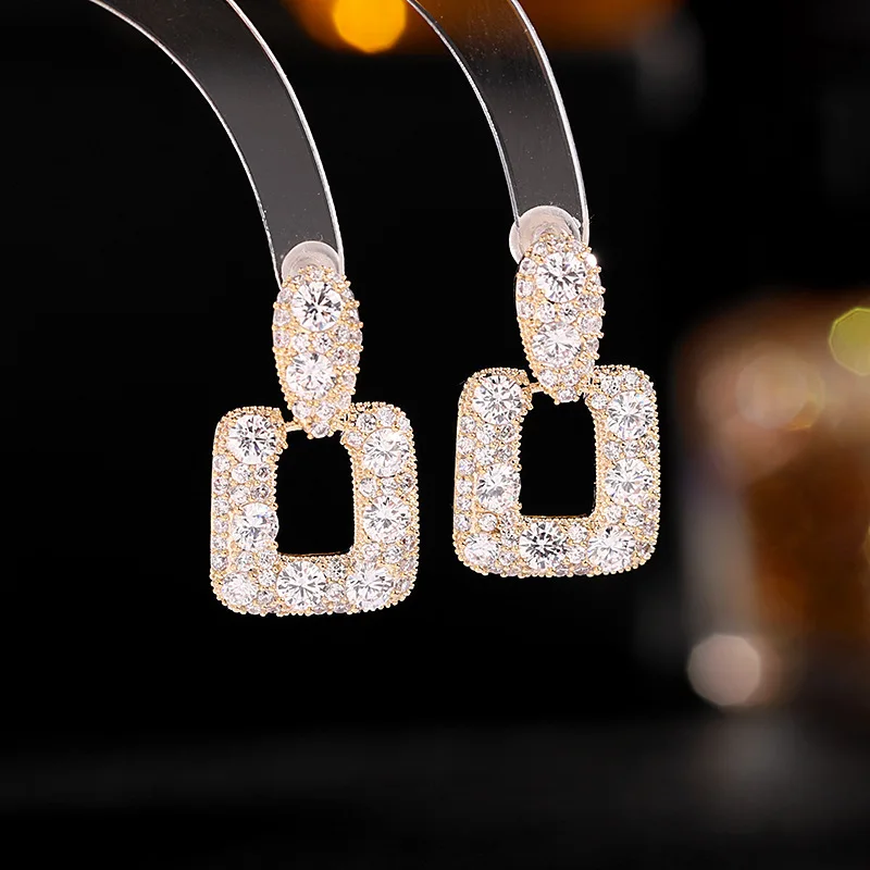 

The new s925 silver needle earrings feature a niche design with a square geometric shape, exuding an elegant and trendy vibe