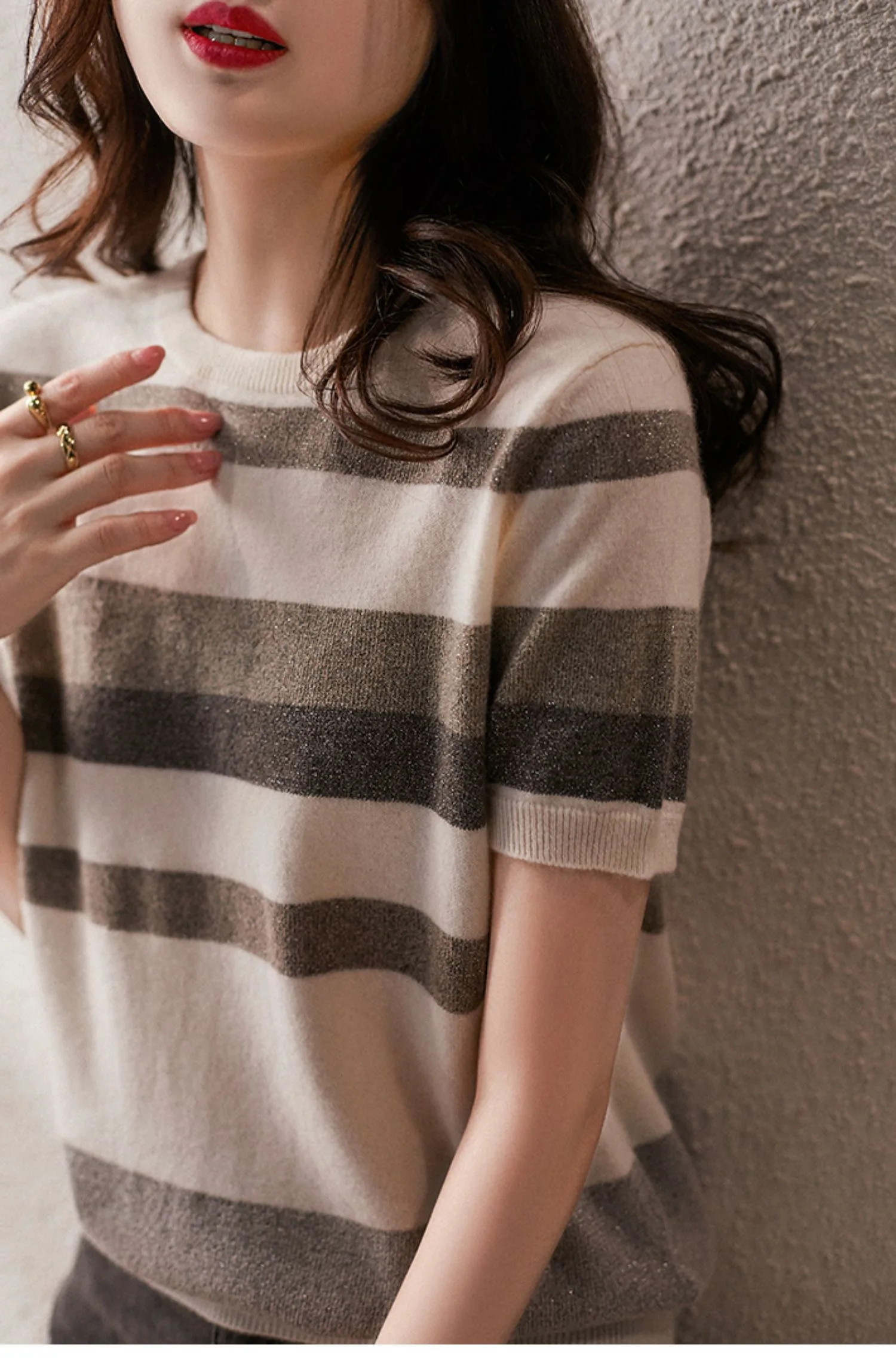 Camicia da donna in maglia di ghiaccio a righe a mezza manica allentata primavera/estate 2022 con colletto tondo e manica corta