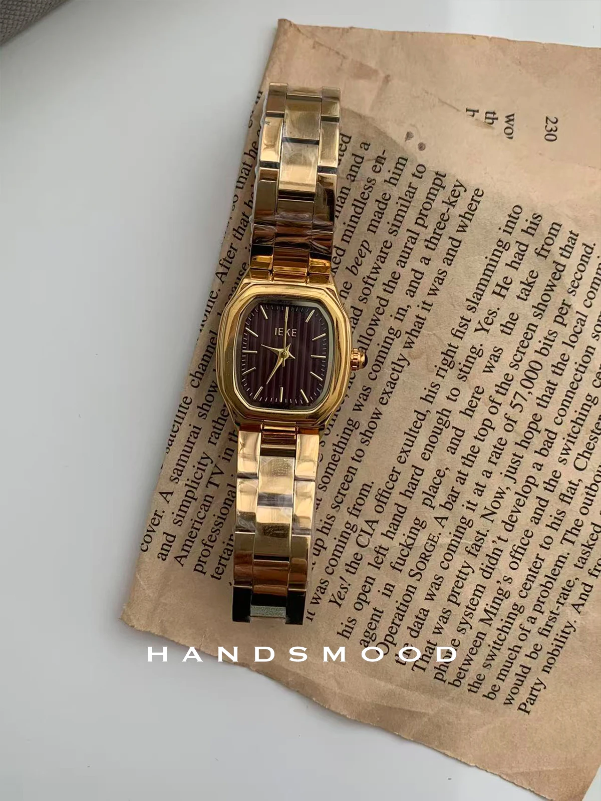 ساعة نسائية مربعة باللونين الذهبي والبني للخريف والشتاء عصرية ومتطورة كاجوال ومتعددة الاستخدامات، ساعة يد نسائية أنيقة.