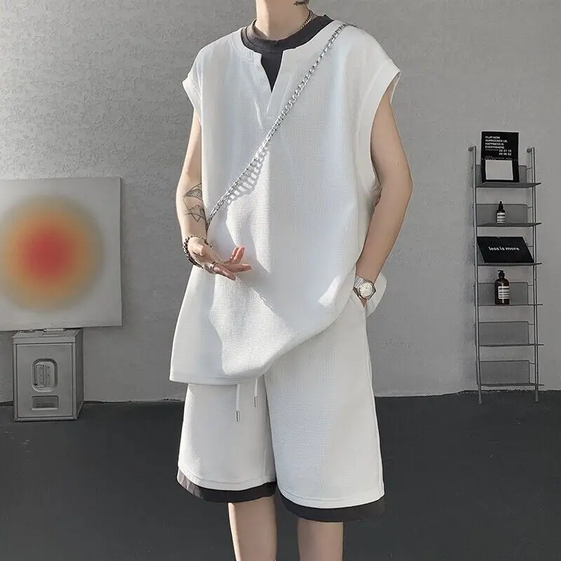 

Мужской летний комплект из двух предметов: текстурированный топ и шорты, свободный крой, спортивный стиль, легкий, модный.