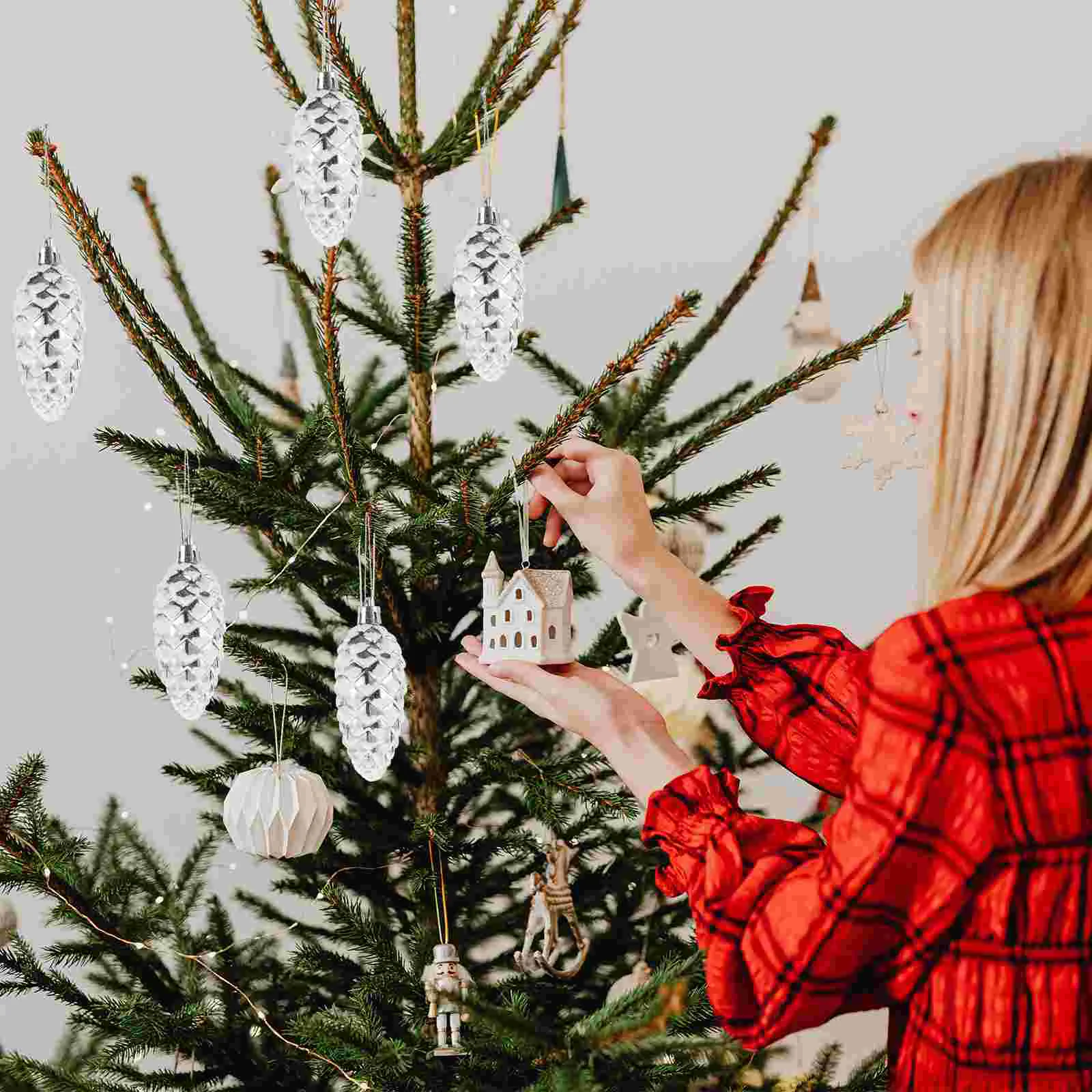10 ชิ้นตกแต่งคริสต์มาสในร่มพลาสติกทาสี Pine Cone Balls Tree Xmas จี้แขวนเครื่องประดับ Decors เครื่องประดับ Golden