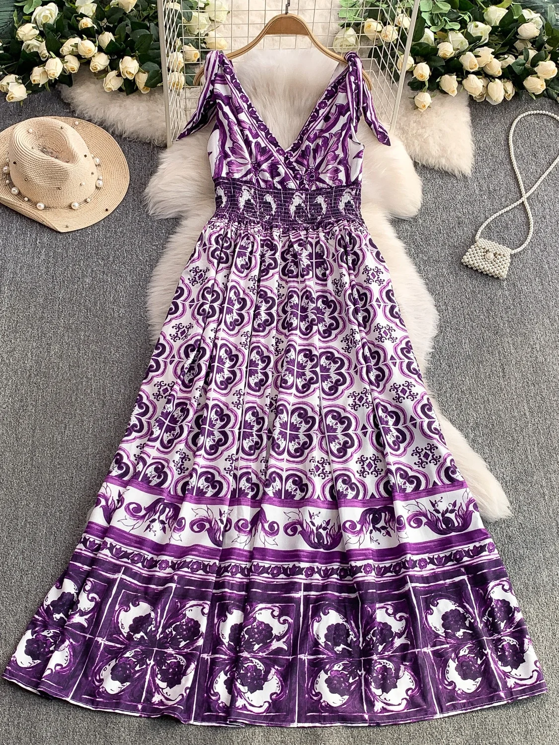 فستان نسائي متوسط ​​الطول بدون أكمام برقبة على شكل حرف v وطباعة أرجوانية وخصر مرن تنورة واسعة نمط التنقل عالي الخصر فستان صيف...