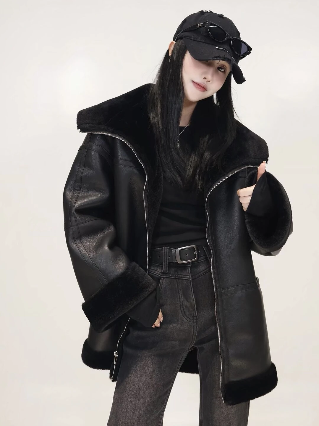 معطف شتوي جديد من فرو الخروف النقي، سترة جلدية دافئة وعصرية للنساء بطول متوسط، تصميم أنيق للشارع مع إغلاق بالسحاب