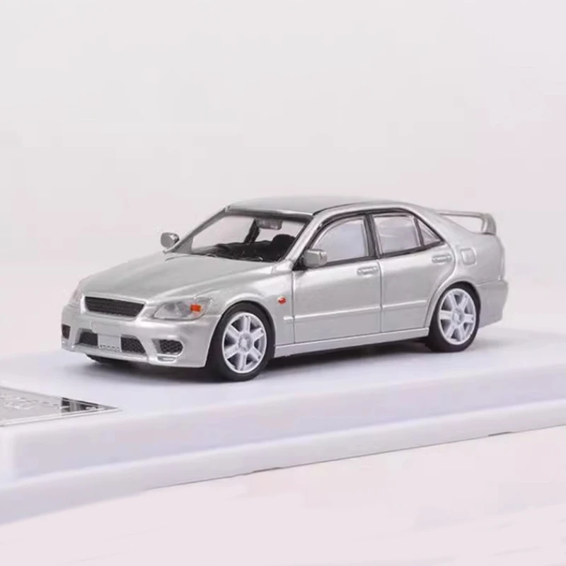 Diecast 1:64 Scale Altezza RS200 Alloy Car Model Gotowy produkt Symulacja Kolekcja zabawek Prezent Statyczny model Wyświetlacz Pamiątka