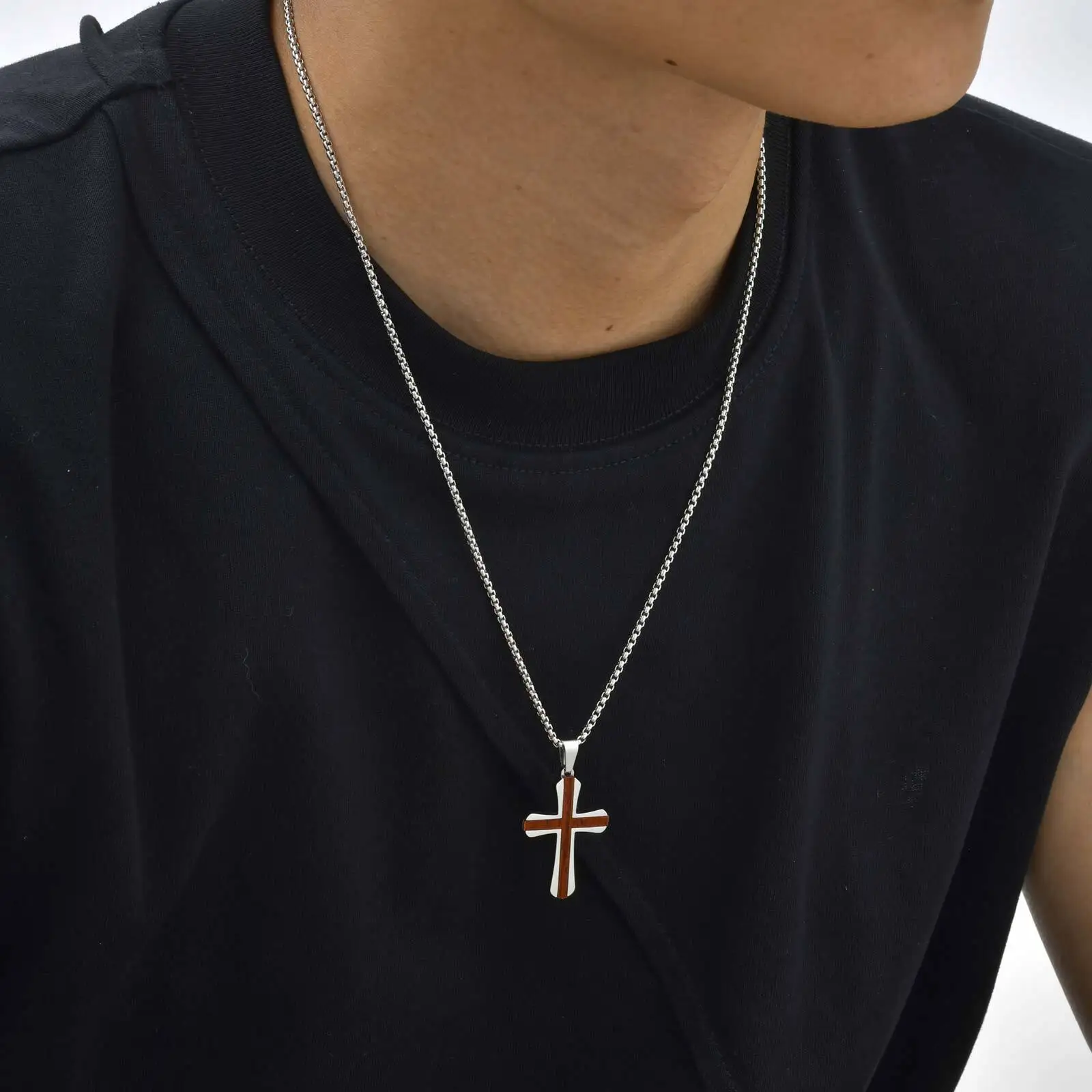 Rote Birne Massivholz Kreuz Halskette für Männer, Silber Farbe Edelstahl Anhänger Halskette, Hip Hop Cool Punk Schmuck Geschenk – Detail 2