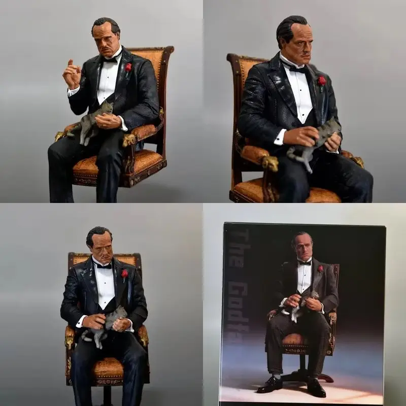 16 cm große, handgefertigte Puppe von Michael Corleone aus dem Film „Der Pate“ in sitzender Haltung mit austauschbaren Geste und Haltungen, als Dekoartikel oder Geschenk geeignet.
