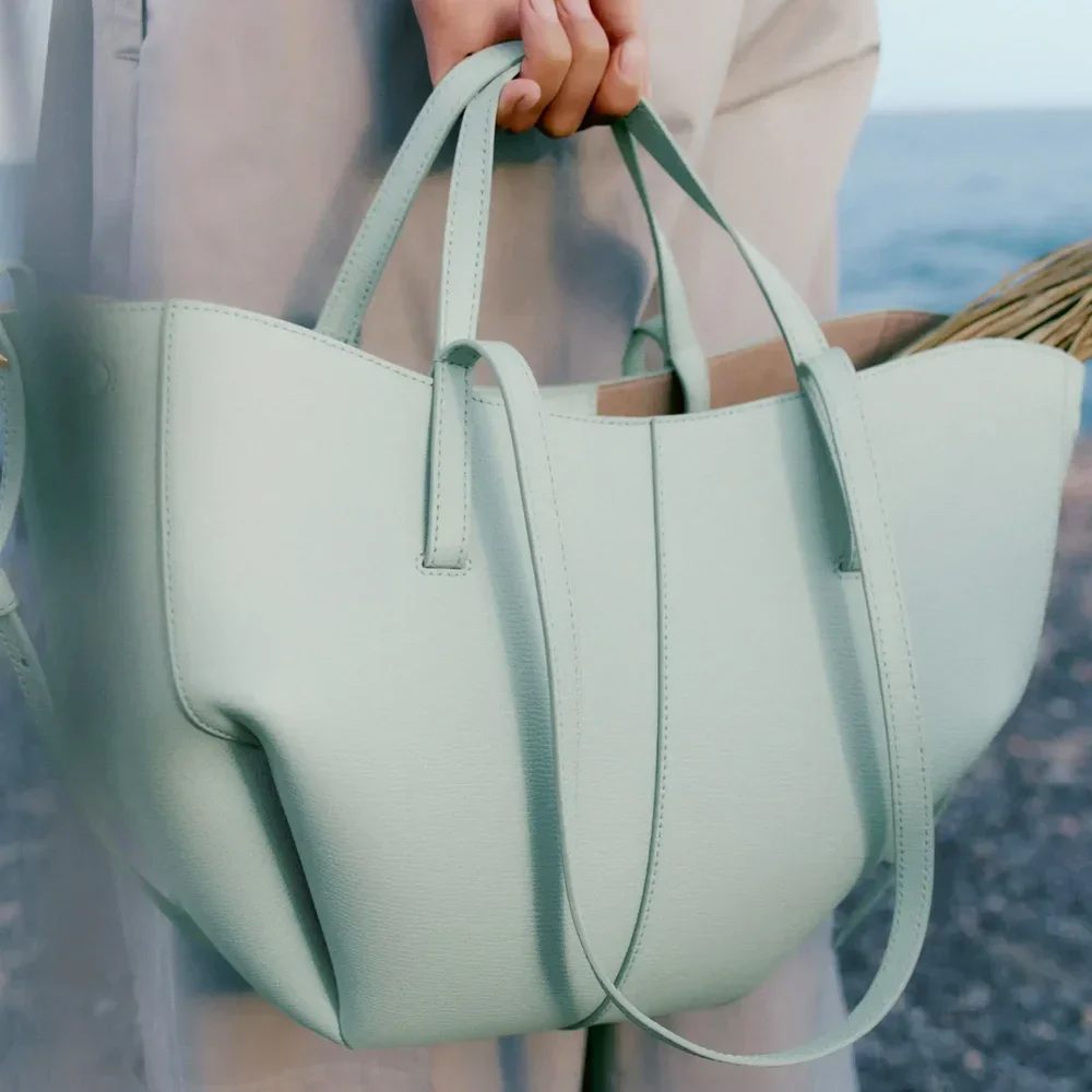 

2025Spot Wing Bag French Cyme Cowhide Shoulder Bag Underarm Bag Niche Design Bucket Bag Commuting Tote Bag