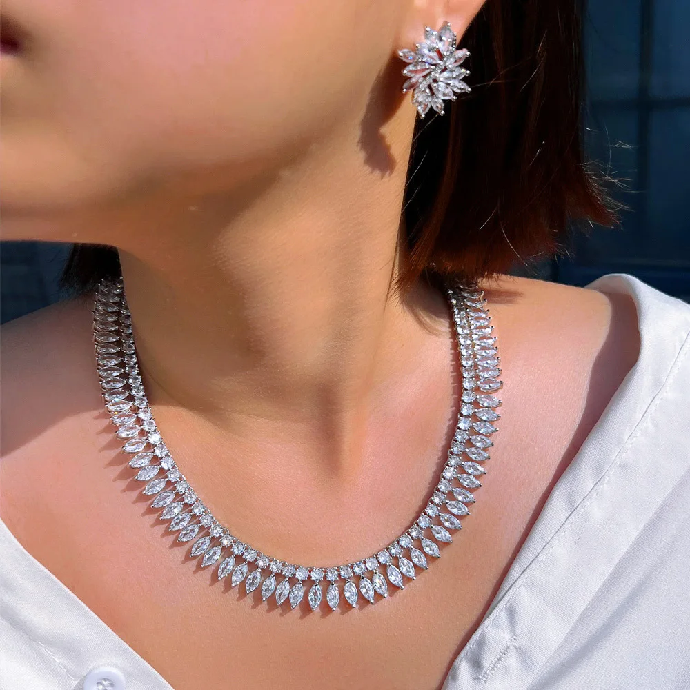 ensemble-de-bijoux-simples-en-zircon-cubique-pour-femmes-comprenant-un-collier-ras-de-cou-et-des-boucles-d'oreilles-ideal-pour-les-fetes-les-bals-de-promo-les-mariages-et-comme-accessoires-de-mariee