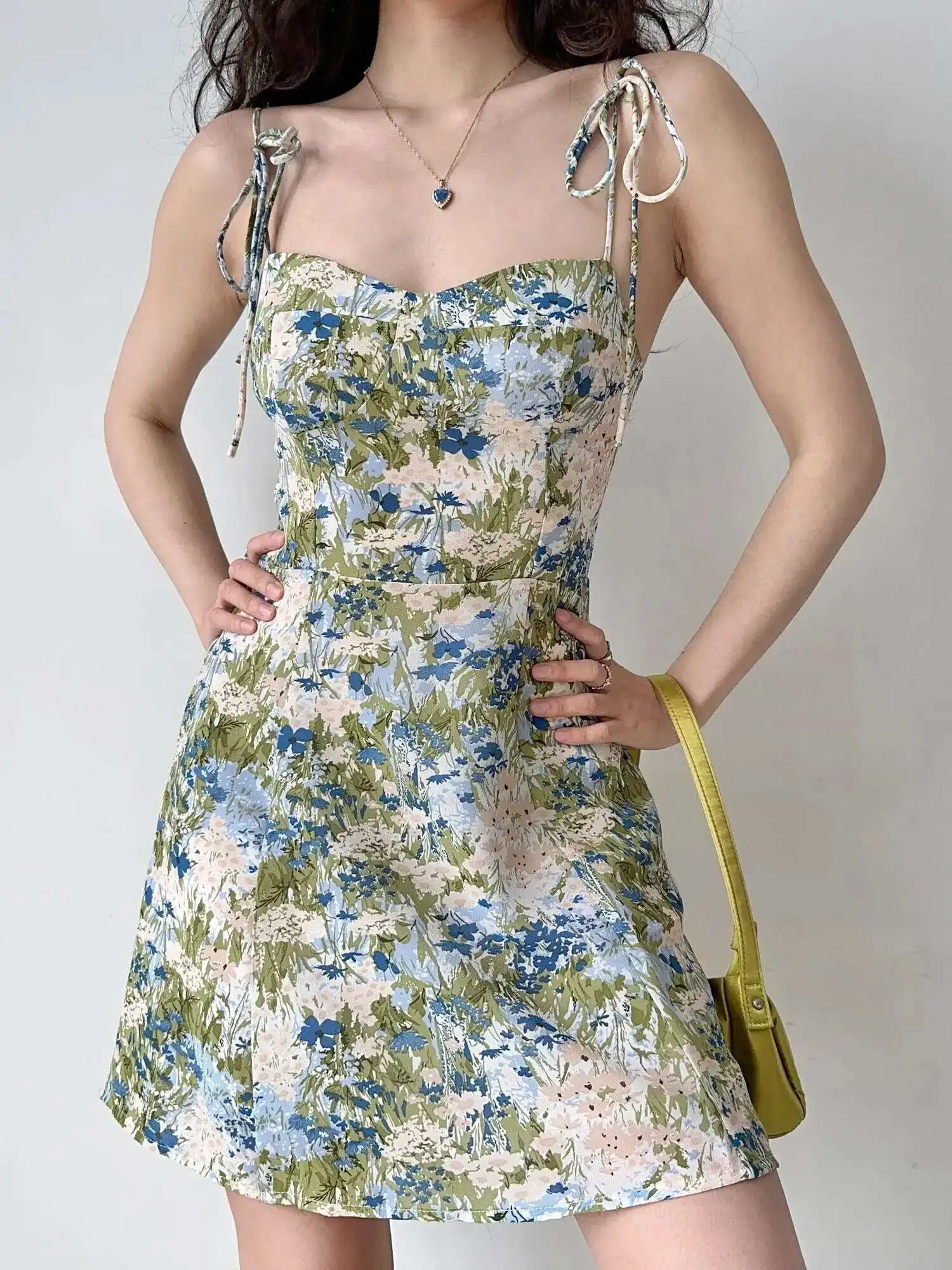 صيف جديد 2024 النمط الأوروبي الأمريكي سليم الدانتيل يصل منخفضة الرقبة عارية الذراعين فستان بكتافة المرأة عالية الخصر التفاف الورك فستان قصير YKT3