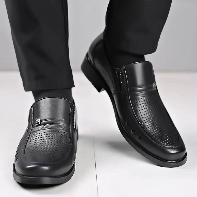 

Полые дышащие летние модельные туфли с круглым носком, мужская повседневная обувь из мягкой кожи, стиль 2025 г., новая социальная обувь для мужчин