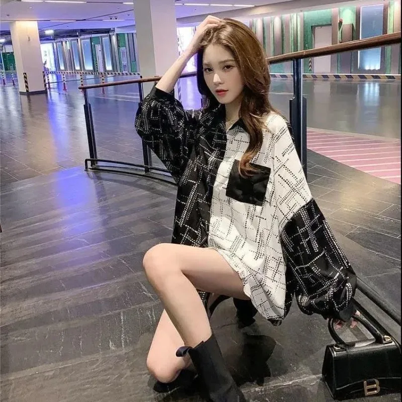 2025 Camisa de outono média a longa solta e versátil, confortável e bem projetada, requintada com emenda de bloqueio de cores